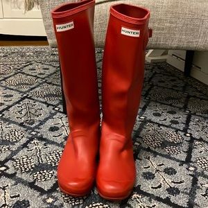 Matte red packable Hunter rainboots 9
